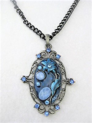 Blue Decorated Pendant Choker Necklace